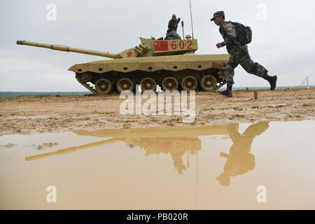 Alabino, Russland. 24. Juli, 2018. Tank Crew Mitglieder Training für einen Tank biathlon Wettbewerb als Teil der 2018 internationale Spiele, bei Alabino Schießstand 2018. Stockfoto