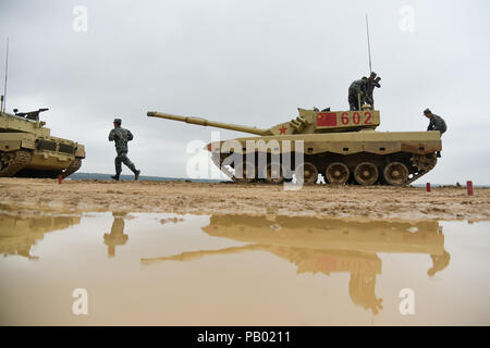 Alabino, Russland. 24. Juli, 2018. Tank Crew Mitglieder Training für einen Tank biathlon Wettbewerb als Teil der 2018 internationale Spiele, bei Alabino Schießstand 2018. Stockfoto