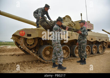 Alabino, Russland. 24. Juli, 2018. Tank Crew Mitglieder Training für einen Tank biathlon Wettbewerb als Teil der 2018 internationale Spiele, bei Alabino Schießstand 2018. Stockfoto