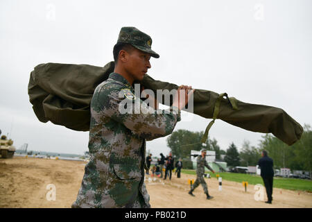 Alabino, Russland. 24. Juli, 2018. Tank Crew Mitglieder Training für einen Tank biathlon Wettbewerb als Teil der 2018 internationale Spiele, bei Alabino Schießstand 2018. Stockfoto