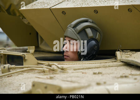 Alabino, Russland. 24. Juli, 2018. Tank Crew Mitglieder Training für einen Tank biathlon Wettbewerb als Teil der 2018 internationale Spiele, bei Alabino Schießstand 2018. Stockfoto