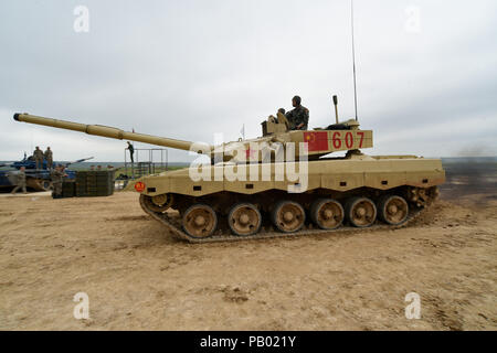 Alabino, Russland. 24. Juli, 2018. Tank Crew Mitglieder Training für einen Tank biathlon Wettbewerb als Teil der 2018 internationale Spiele, bei Alabino Schießstand 2018. Stockfoto