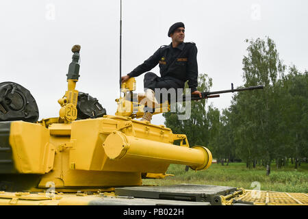 Alabino, Russland. 24. Juli, 2018. Tank Crew Mitglieder Training für einen Tank biathlon Wettbewerb als Teil der 2018 internationale Spiele, bei Alabino Schießstand 2018. Stockfoto