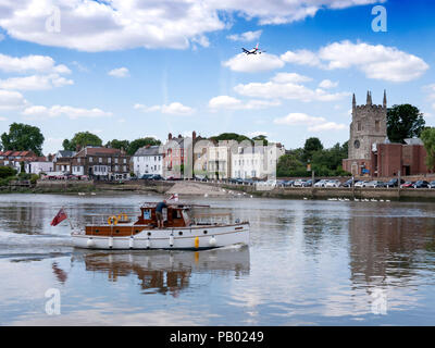 Jahrgang 393 Segeln auf der Themse ordentlich Twickenham Middx UK Stockfoto