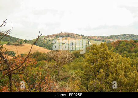 In San Quirico d'Orcia - Italien - Am 30/08/2012 - Landschaft der Crete Senesi im Sommer Stockfoto