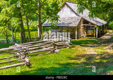 GOLDEN POND, KY, USA-30. Juni 18: ein Lagergebäude und split Schiene Zaun auf die Homeplace, ein 1850 Bauernhof und Living History Museum. Stockfoto