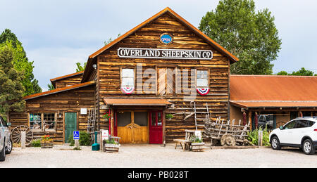 TAOS, NM, USA-5 Juli 18: Die overland Schaffell Co, ein Leder Bekleidung Händler, in t er Overland compound, nördlich von Taos in der Nähe von Taos Mountain. Stockfoto