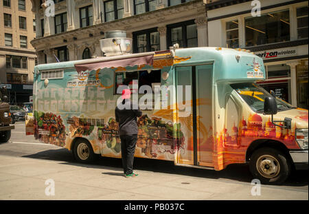 Mis Delicias Thai Food truck in Midtown Manhattan in New York am Dienstag, 26. Juni 2018. New York der gemeldet werden soll, schlägt die Installation von GPS-Geräten in Essen Lkw angeblich Inspektoren zu ermöglichen, um Sie zu finden, da sie Standorte ändern. Eine Rechnung, die im vergangenen Jahr aber nicht realisiert erfordert Kontrollen von imbisswagen und Lastwagen und die Entsendung von buchstabegrade. (© Richard B. Levine) Stockfoto