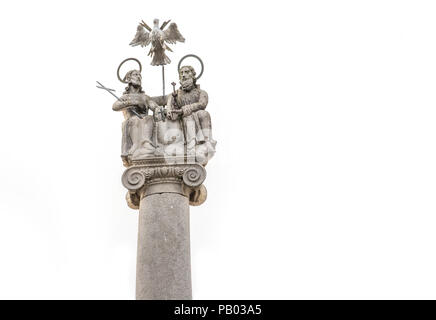 Hunderte Jahre alte christliche Statue auf dem steinernen Sockel. Stockfoto