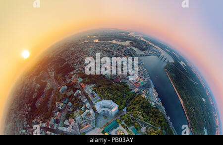 Ein 180 Grad Panorama der Stadt Kiew über den St. Michael's Golden-Domed Kloster bei Sonnenuntergang. Stockfoto