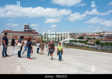 Lissabon, Portugal - 27. Mai 2018: Menschen zu Fuß entlang des Tejo Stockfoto