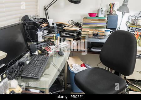 Unordentliches Büro mit Unordnung eingereicht, Stapel von Aktenordnern und Notebooks. Stockfoto