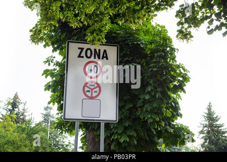 Zone 40 Wegweiser durch die Schule Stockfoto