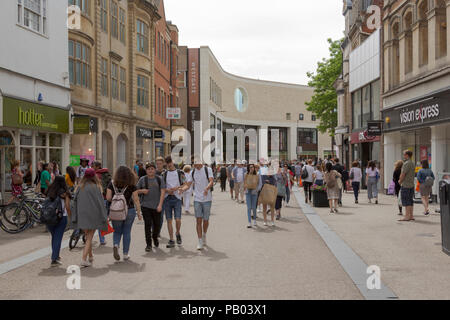 Oxford, Oxfordshire, UK. 23. Juni 2018. UK Wetter. Käufer außerhalb der Westgate Shopping Center im malerischen Oxford. Stockfoto