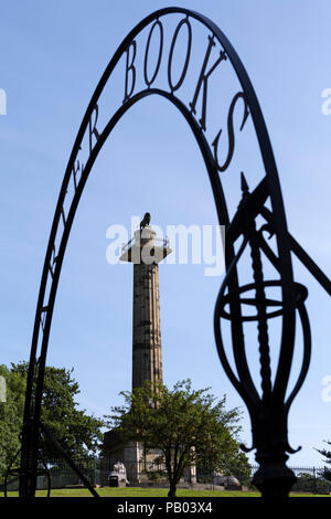 Die Tenantry Spalte in Alnwick, Northumberland, England. Die Spalte wird unter einem Zeichen für Barter Books eingerahmt. Stockfoto