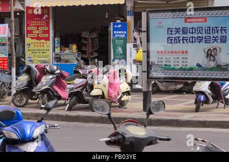 Kunming, Yunnan, China - 30 Dezember 2017: Chinesische Roller vor ein Markt Stockfoto