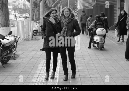 Kunming, Yunnan, China - 30 Dezember 2017: Schwestern sind zu Fuß auf der Straße Stockfoto