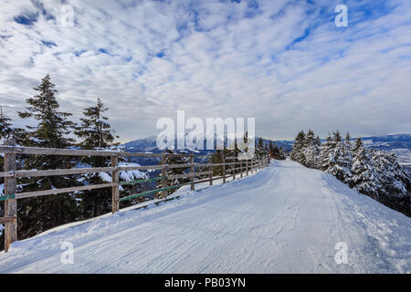 Winterlandschaft in Postavaru Bergen. Skigebiet Poiana Brasov Stockfoto