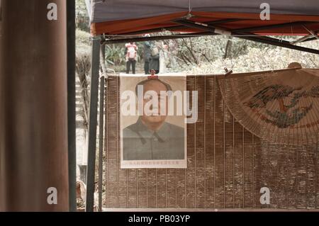 Kunming, Yunnan, China - 30 Dezember 2017: Mao Zedong Bild hängen im Lotus Teich Garten Stockfoto