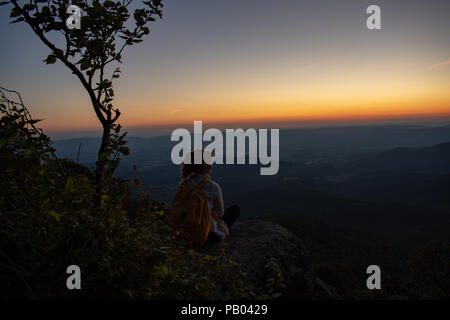 Wanderer Anzeigen der Sonnenuntergang in Shenandoah Nationalpark Stockfoto