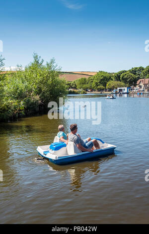 Urlauber, die in einem gemieteten Tretboot auf trenance See zum Bootfahren in Newquay Cornwall. Stockfoto