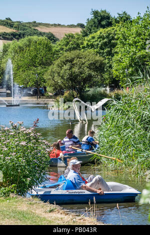 Urlauber, Besucher, Touristen, Bootfahren auf trenance See zum Bootfahren in Newquay Cornwall. Stockfoto