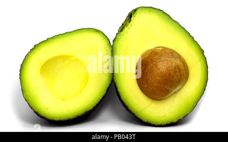 Halbierte frische Avocado in Scheiben geschnitten und isoliert auf weißem Hintergrund mit Kern Stockfoto