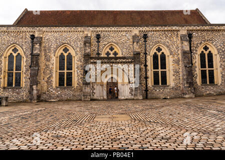 Winchester, England - Juli 17., 2018. Zwei Männer stehen in einer Eingangspforte für das Winchester Museum. Das Museum hält eine Erholung des berühmten Runden Tisch Stockfoto