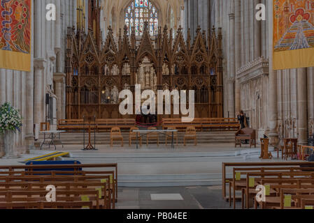 Winchester, England - Juli 17., 2018. Die vorderen Altarraum in Englands berühmten Kathedrale von Winchester. Besucher können in der Front und an der Seite gesehen werden. Stockfoto