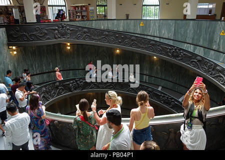 Vatikan, Vatikanstadt - 14. JULI 2018: Menschen absteigend der modernen "Bramante" spindeltreppe der Vatikanischen Museen, von Giuseppe Momo 1932 entworfen Stockfoto