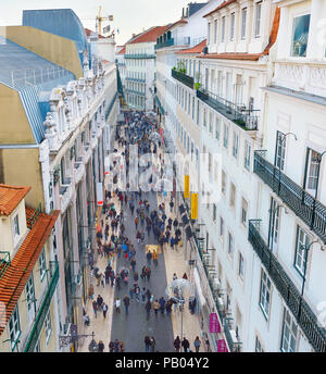 Lissabon, Portugal - 08 Dezember, 2016: Blick vom Gipfel von Santa Justa Aufzug der Rua do Carmo Einkaufsstraße in Lissabon mit Menschen zu Fuß entlang. Stockfoto