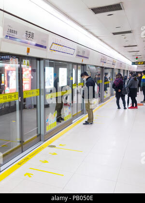 SHANGHAI, CHINA - 26. Dezember 2016: Leute warten auf Zug auf u-Bahnstation. Mit einer operativen Streckenlänge von 439 km, Shanghai hat die dritte längste mich Stockfoto