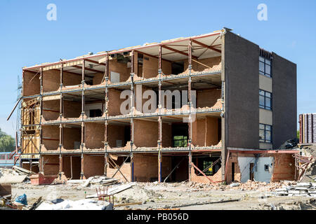 Vier-stöckiges Verwaltungsgebäude unter Abriss Stockfoto
