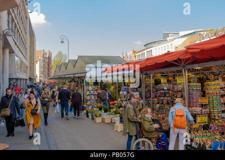 Das Center in der Innenstadt von Amsterdam ist weltweit der einzige schwimmende Blumenmarkt Stockfoto