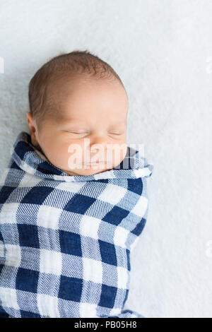 Neugeborenes Baby Boy, das fest in Blau und Weiß swaddle Blanket verpackt Stockfoto