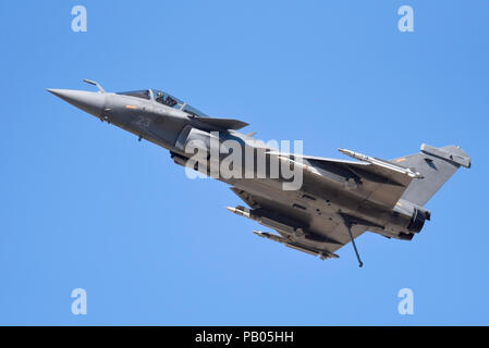 Französische Naval Aviation Aéronavale Dassault Rafale M Fliegen an der Royal International Air Tattoo, RIAT, RAF Fairford, England. Stockfoto