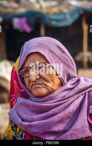 AHMEDABAD, Indien - Dezember 10, 2017: in der Nähe von hilflosen alten Indischen muslimischen Frau von Potter Familie in der Nähe von Dorf Makarba, Indien. Stockfoto