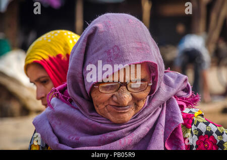 AHMEDABAD, Indien - Dezember 10, 2017: in der Nähe von hilflosen alten Indischen muslimischen Frau von Potter Familie in der Nähe von Dorf Makarba, Indien. Stockfoto