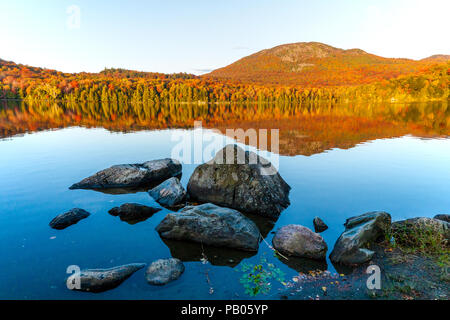 Herbst in Mont Orford Nationalpark, Eastern Townships, Quebec, Kanada. See Stukely. Stockfoto