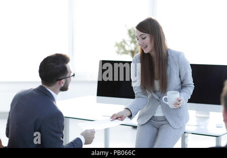 Mitarbeiter gibt dem Manager das Dokument. Stockfoto