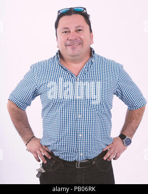 Studio portrait Shot mit einem lächelnden Mann, die mit Waffen in der Taille, und Blick in die Kamera Stockfoto