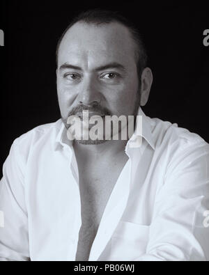 Schwarze und Weiße studio Porträt eines Mannes im weissen Hemd Stockfoto