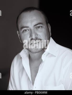 Schwarze und Weiße studio Porträt eines Mannes im weissen Hemd Stockfoto