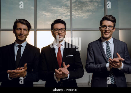 Gruppe von Geschäftsleuten, die applaudieren Stockfoto