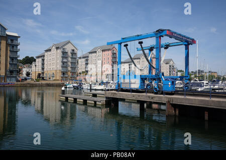 Juli 2018 - Boot Wiege heben Kran in einer Bootswerft an Portishead Marina in der Nähe von Bristol. Stockfoto