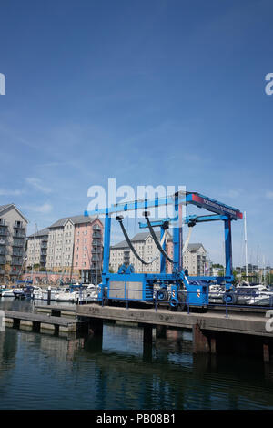 Juli 2018 - Boot Wiege heben Kran in einer Bootswerft an Portishead Marina in der Nähe von Bristol. Stockfoto