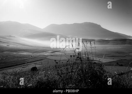 Anzeigen von Castelluccio Di Norcia (Umbrien) in der Dämmerung, bei Nebel, große Wiesen und völlig leeren Himmel Stockfoto