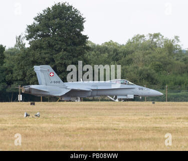 Swiss Air Force Boeing F/A-18C Hornet Jet Fighter Aircraft am 2018 Royal International Air Tattoo fliegen Stockfoto