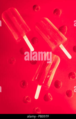 Drei Erdbeer Eis mit Himbeeren Stockfoto