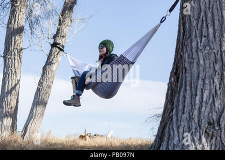 Frau sitzt in der Hängematte Kaffee trinken, Wyoming, Amerika, USA Stockfoto